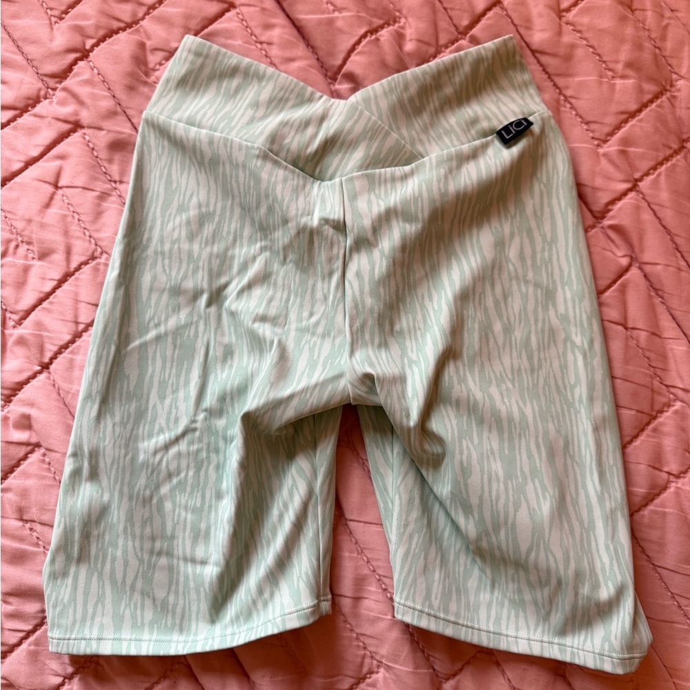 Licifit mint zebra v-cut scrunch biker shorts